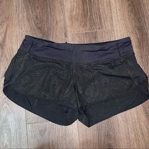 *RARE* LULULEMON BLACK PEACOCK LACE EMBOSSED 2.5” SPEED SHORTS